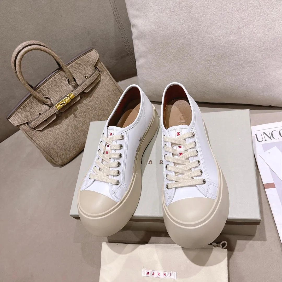 👟👟Ex-factory price👟👟Ex-factory price 480👟👟Higher version of Marni Mani, a popular style among Internet celebrities, Taobao, and a popular model in physical stores! The lines of this shoe are very smooth. The round toe is a bit exaggerated, but you will know when you try it on. This thick and round shoe actually makes your legs very slim and long. The original version is reproduced in a one-to-one ratio, and the material is also one-to-one. It feels good on your feet! Fabric: Imported wool twill (grained calfskin) Lining: Imported sheepskin lining Size: 35 to 40 Outsole: T👟👟Ex-factory price👟👟Ex-factory price U Color: White cloth Black cloth Black leather White leather Gray leather